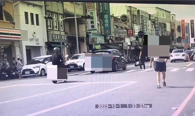 屏东恒春警分局为杜绝行人地狱，近期以「录影」方式取缔未礼让行人的违规车辆，取缔点有镇内的警分局前、7-11日日春门市前、侨勇国小前、南门圆环、以及南湾的迷路小章鱼餐酒馆前路口等。（警方提供／谢佳潾屏东传真）