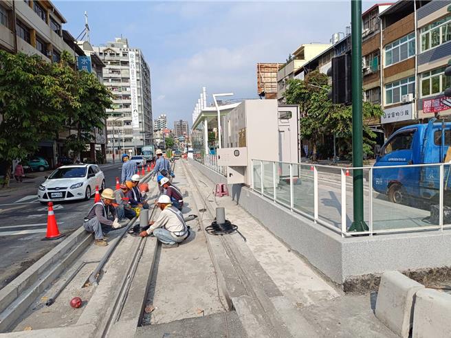 高雄环状轻轨已完成全线轨道焊接，已陆续进行行车测试，列车将于明日首次自力通过中正、九如路口。（捷运工程局提供／任义宇高雄传真）