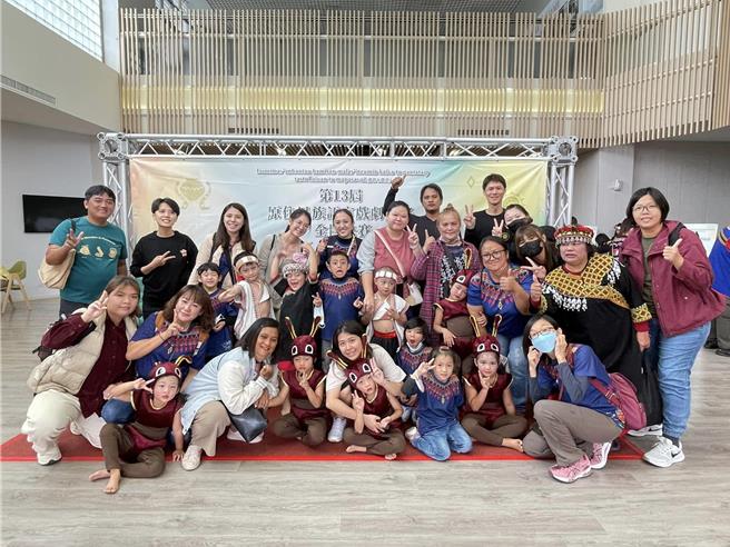 第13屆全國原住民族語戲劇競賽為期2天，本屆共有14個縣市、11個族群、4個組別（家庭組11隊、幼兒園組5隊、學生組11隊、社會組9隊）共計36隊、597名參賽族人的激戰，代表高雄市參賽的四個隊伍表現亮眼，抱回三座獎盃。（高雄市原民會提供／林雅惠傳真）