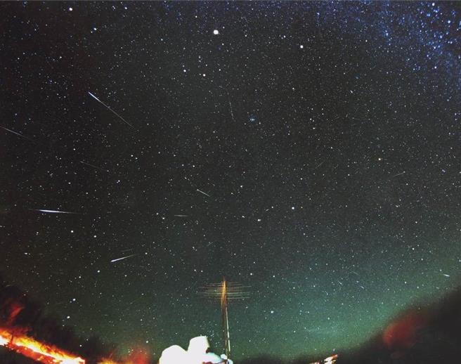 每年11月初至月底出现的狮子座流星雨，将在18日达到极大，预估每小时天顶流星数为10至15颗，台北市立天文科学教育馆指出，今年极大期不受月光干扰，是近年来观赏条件最佳的一次。（摘自北市府网站／蔡佩珈台北传真）