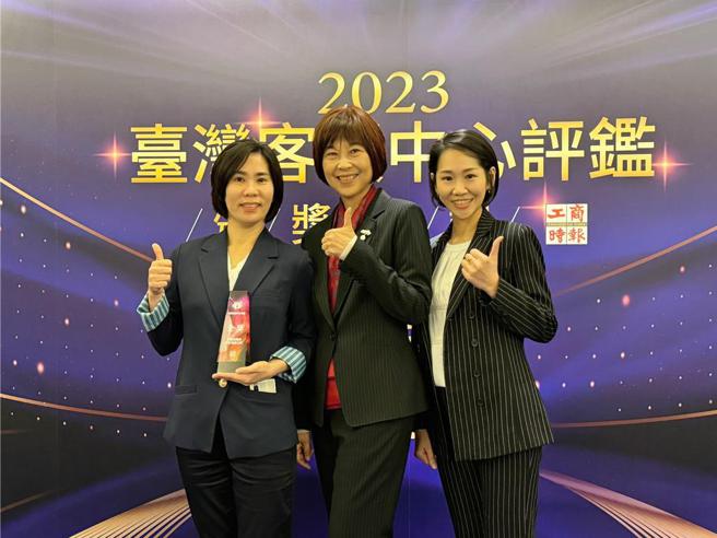 「臺湾客服中心评鑑」今(14)日颁奖，永丰金证券在九大行业评比中，荣获「证券业金奖」殊荣，勇夺证券业最大奖。永丰金证券营运中心副总经理蓝玫君（中）带领客服代表领奖。图／永丰金证券