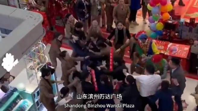 商场内两家金饰店为了抢生意发生衝突，随后更演变成集体大乱斗，双方约20名女销售员上演肉搏大战。（翻摄微博）