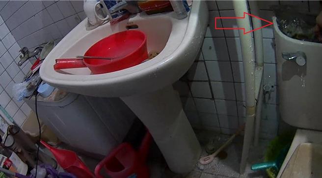 中兴警分局接获独居老妇家中马桶水箱水流不止，水淹厕所地面，紧急前往救援。（中兴警分局提供）