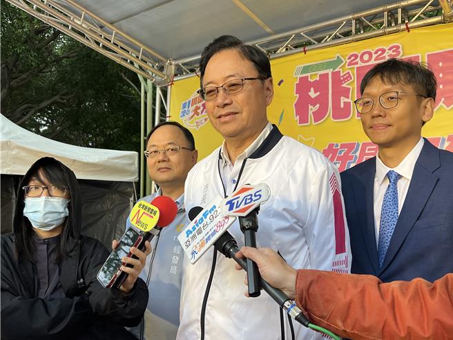 桃園市長張善政宣布桃園購物節延長又加碼，狂送6台百萬轎車。（蔡依珍攝）