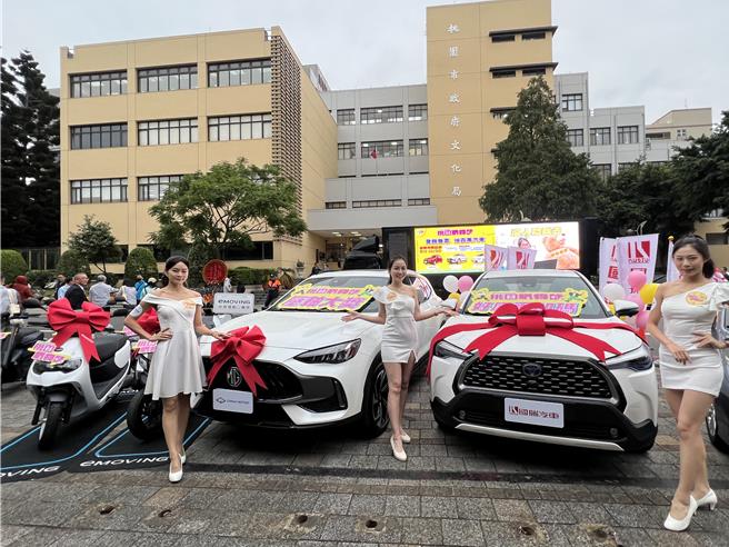 桃園市長張善政宣布桃園購物節延長又加碼，狂送6台百萬轎車。（蔡依珍攝）