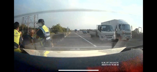 通緝犯身分遭警識破，竟動手推擠員警導致3人受傷，但仍遭警方制伏。（翻攝畫面）