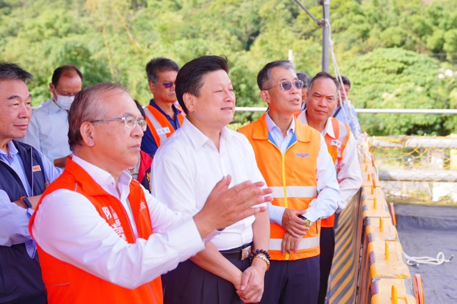 陳揆視察花蓮行程在傅崐萁陪同下，首先來到台9線拓寬木瓜溪橋改建工程。(戴志揚翻攝)