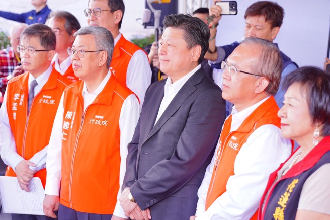 陳揆視察花蓮行程在傅崐萁陪同下，首先來到台9線拓寬木瓜溪橋改建工程。(戴志揚翻攝)