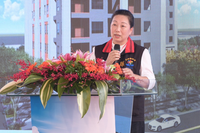 縣長徐榛蔚表示，花蓮青年安心住宅得到行政院的大力支持，不僅取得智慧、綠建築及耐震三大標章，更榮獲國家卓越建設獎的肯定。(戴志揚翻攝)