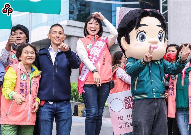 民进党台北市第三选区立委参选人谢佩芬（中）14日一早现身民生社区向来往民眾拜票，壮阔台湾联盟理事长吴怡农（左三）及化身Q萌版的民进党总统参选人赖清德的「赖桑娃娃（右）」也陪同参与。（粘耿豪摄）