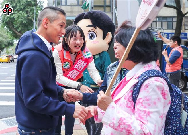 民进党台北市第三选区立委参选人谢佩芬（中）14日一早现身民生社区向来往民眾拜票，壮阔台湾联盟理事长吴怡农（左）也陪同参与，不少路过民眾热情为他们加油。（粘耿豪摄）