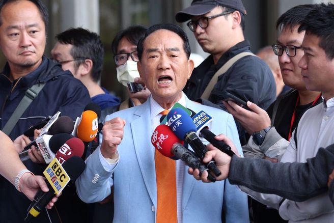 12日是国父诞辰纪念日，亲民党主席宋楚瑜(中)前往国父纪念馆向国父铜像献花致敬。（中时资料照／黄世麒摄）