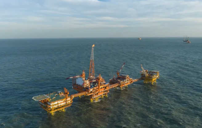 中国渤海首个千亿立方米大型油气田渤中19-6气田Ⅰ期成功投产，预计2025年可实现4000万吨产量。（图／快科技）