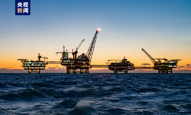 渤中19-6气田中心平台是一座集生产、生活为一体的8腿多功能综合海洋油气平台，平台高32米，长65米，面积近9个标准篮球场大小。（图／央视新闻）