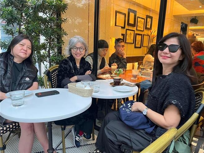 锺楚红（右）与「宽姊」邱瓈宽（左）开心享用下午茶。（摘自Melissa Hwang脸书）