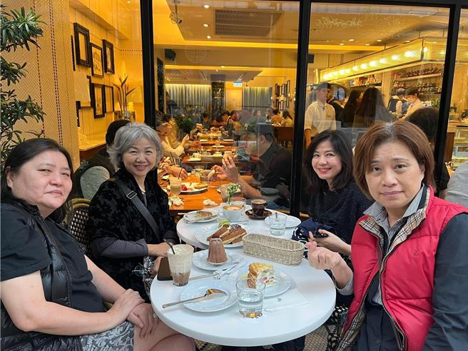 锺楚红（右二）大方摘下墨镜合影。（摘自Melissa Hwang脸书）