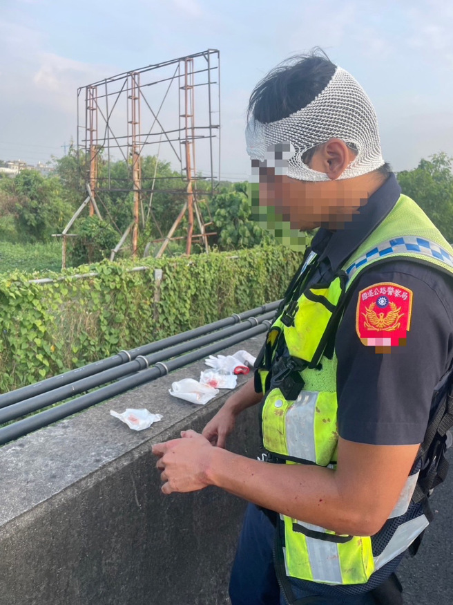 通緝犯身分遭警識破，竟動手推擠員警導致3人受傷，但仍遭警方制伏。（翻攝畫面）