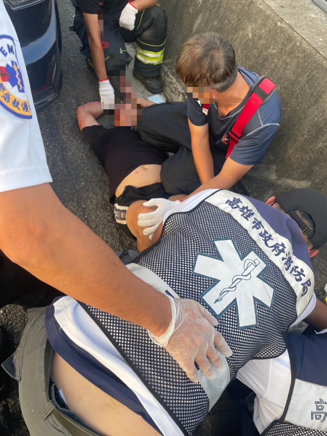 通緝犯身分遭警識破，竟動手推擠員警導致3人受傷，但仍遭警方制伏。（翻攝畫面）