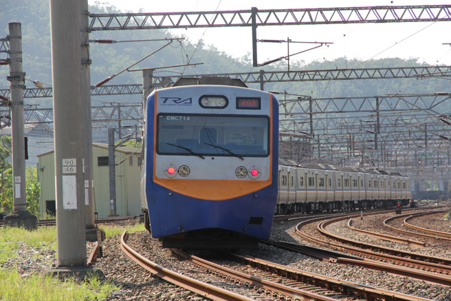 台铁4232次区间车不明原因冒出黑烟，紧急停止载客。（示意图／资料照）