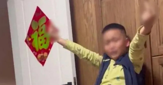 爸爸罚儿子比中指一小时，吓得他哭求「以后不敢了」。(图／取自微博)