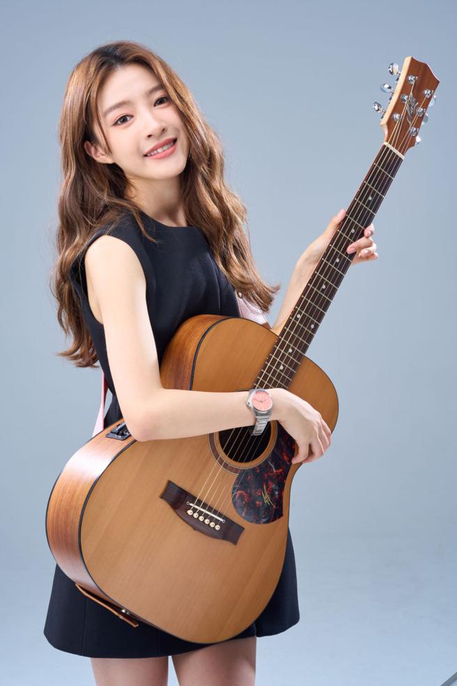 「最美星二代」韓菲受邀進棚拍攝ORIS時尚專題，抱著吉他展露甜美笑容，青春無敵。（JOJ PHOTO攝，圖片企畫／中時時尚，服裝提供／Tory Burch）