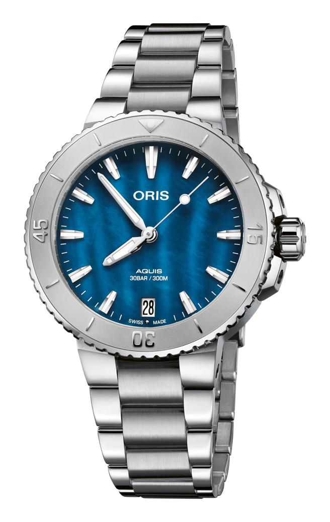 ORIS Aquis日期腕表，愛情海藍鋼帶款，7萬2000元。（ORIS提供）