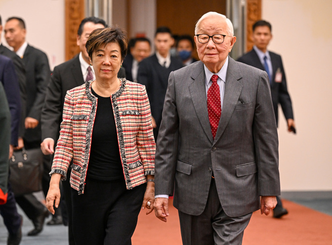 台積電創辦人張忠謀（右）14日晚間起程赴美，代表蔡英文總統參加15日在美國舊金山舉行亞太經濟合作會議（APEC）的經濟領袖會議，這是92歲張忠謀第6次代表蔡英文出席APEC領袖高峰會，也是第7次代表台灣出席。（陳麒全攝）