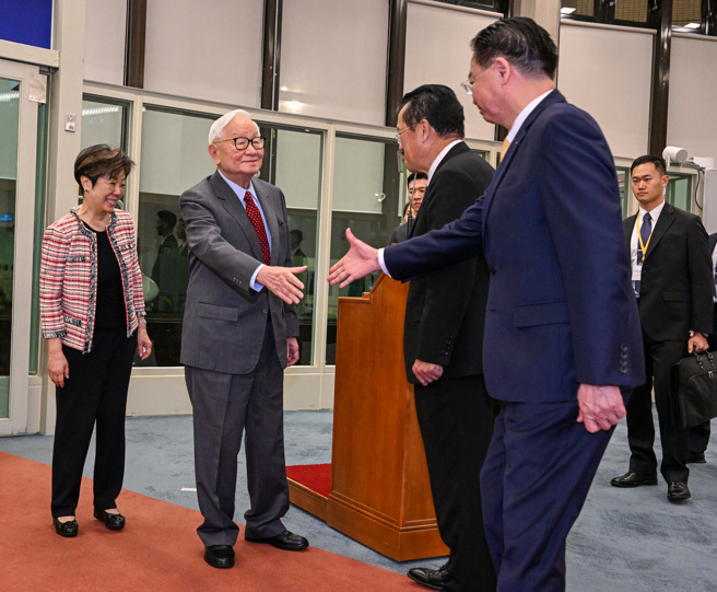 台積電創辦人張忠謀（左二）14日晚間起程赴美，代表蔡英文總統參加15日在美國舊金山舉行亞太經濟合作會議（APEC）的經濟領袖會議，這是92歲張忠謀第6次代表蔡英文出席APEC領袖高峰會，也是第7次代表台灣出席，國家安全會議秘書長顧立雄（右二）與外交部長吳釗燮（右一）都到桃園機場送機。（陳麒全攝）