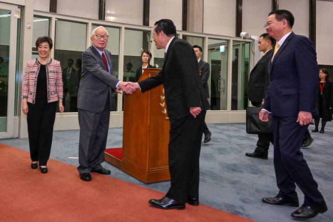 台積電創辦人張忠謀（左二）14日晚間起程赴美，代表蔡英文總統參加15日在美國舊金山舉行亞太經濟合作會議（APEC）的經濟領袖會議，這是92歲張忠謀第6次代表蔡英文出席APEC領袖高峰會，也是第7次代表台灣出席，國家安全會議秘書長顧立雄（右二）與外交部長吳釗燮（右一）都到桃園機場送機。（陳麒全攝）
