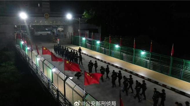 云南警方勒令非法滞留缅北人员年底前返国。图为10月14日2349名缅北电诈犯罪嫌疑人移交中方并由多地公安机关陆续押回侦办。（大陆公安部刑侦局）
