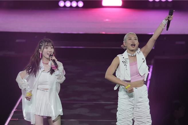 岸本yumeno（左）和山岸理子日前从「Tsubaki Factory」毕业。（Hello Project提供）