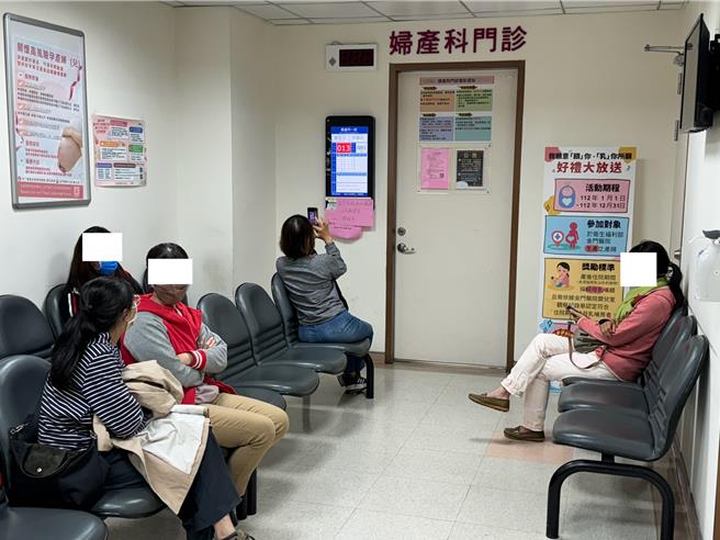 金门医院今晚看诊系统全线当机，导致小儿科、妇产科及儿童青少年精神科等科别夜诊无法继续看诊。(于家麒摄)