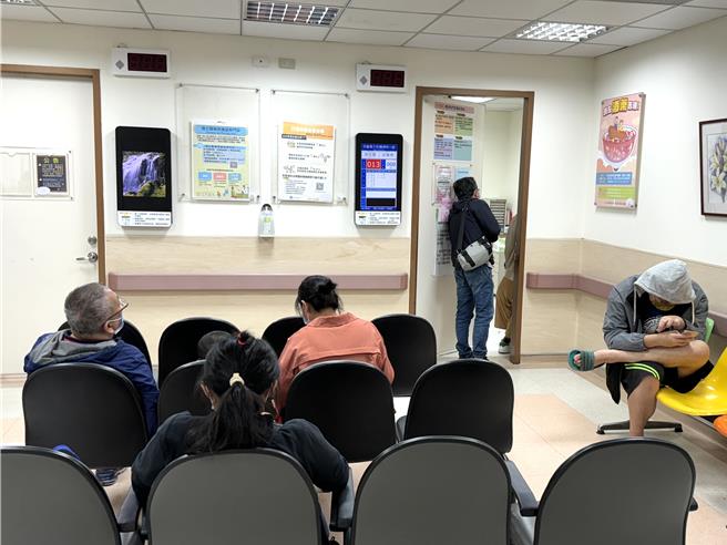 经工程师紧急抢修1个多小时仍无法修復，只能先以「单机版」应急继续看诊，但却无法开立管制药品，让儿童青少年精神科的病患家属急跳脚。(于家麒摄)