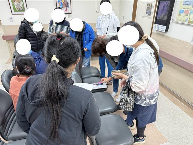 院方紧急让今晚无法看诊的病患填写资料，并协助安排于明日尽速就诊。(于家麒摄)