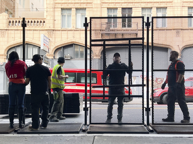 工人13日在APEC会场附近架设安全围栏。（图/美联社）