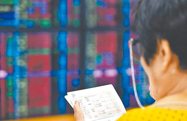 金管会主委黄天牧表示，台股电子产业获眾多投资人的肯定，景气渐有復甦迹象，相信台股有韧性，会向前行。图／本报资料照片