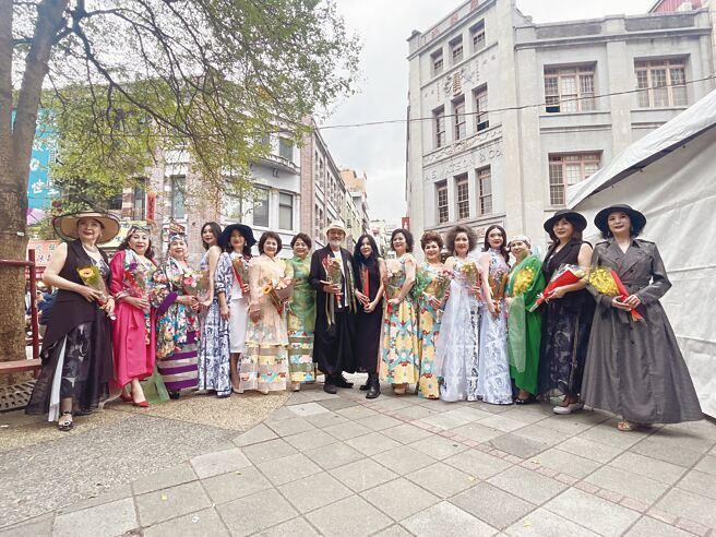 11月12日「时尚老人」Dr. Lin日前带领台北永福扶轮社美魔女成员，出席「2023大稻埕秋穫季：回稻未来走秀」活动。图／吴雅如