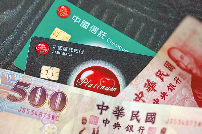 近期公股或民营银行都有「清卡」机制，对于久未用的信用卡进行清呆卡（示意图）。（本报资料照片）