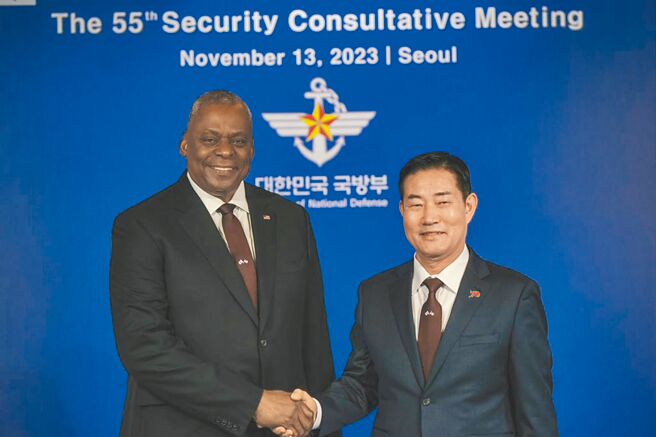 美國國防部長奧斯丁（左）13日與韓國國防部長申源湜（右）在韓國國防部與行第55屆安全諮詢會議。（摘自美國國防部官網）