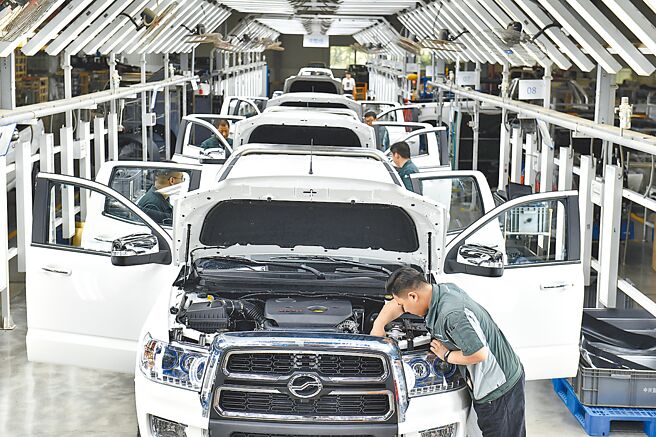 大陆官方为加快经济復甦步伐，在民营经济与国有企业资源配置上双管齐下。图为河北中兴汽车制造有限公司，工作人员在厂房组装零件。（新华社）