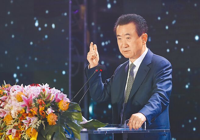 大陆知名地产开发商万达集团债务缠身，该集团与旗下仁寿万达广场置业有限公司被强制执行1.63亿，目前万达已累计被执行4.64亿元人民币。图为万达集团董事长王健林。（中新社）