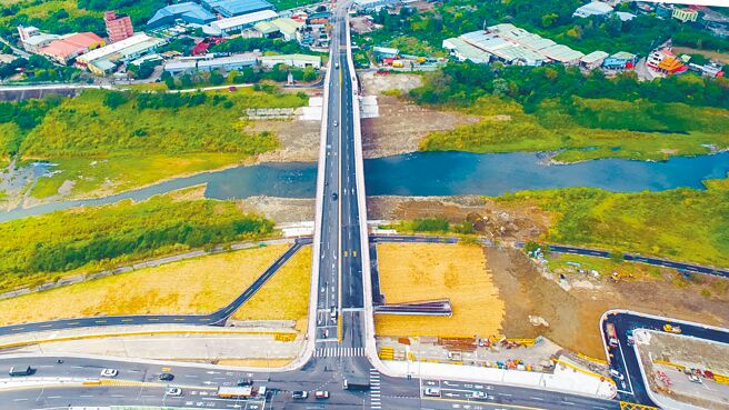 新北市柑城桥2019年3月完工通车迄今，土城工业区内的厂家以噪音、震动、污染、塞车为由，在土城端架设纽泽西护栏，阻绝柑城桥与土城工业区中山路。（新北市政府提供／高钧麟新北传真）