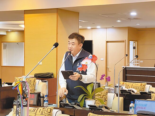 台南市議員吳禹寰13日在市政總質詢以「老無所居」為題，道出許多年長者租屋受到歧視的困境，請市府重視此一社會問題。（洪榮志攝）