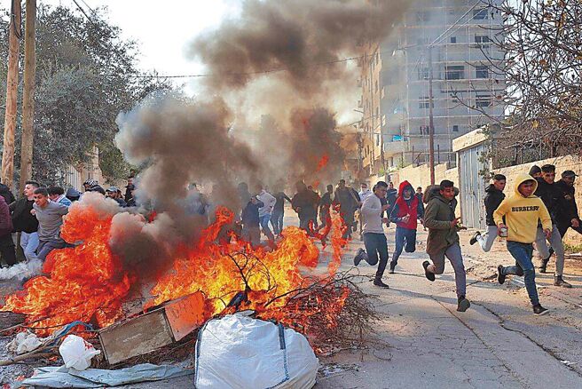 以巴衝突升溫，以色列軍隊與巴勒斯坦人發生衝突。（新華社）