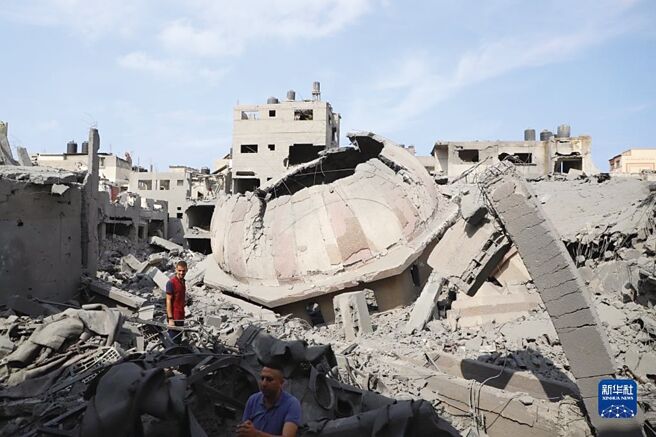 迦萨城被以色列空袭炸毁成废墟。（新华社）