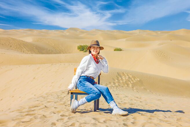 林青霞前不久到新疆旅游，饱览沙漠风情。（林青霞提供）