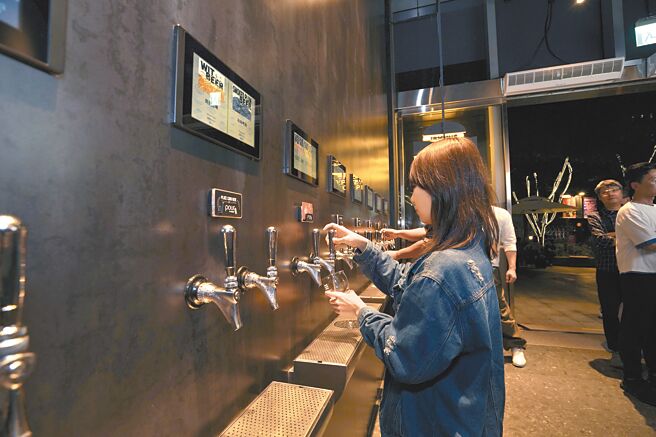 麦汉堡「智慧打酒墙」只要放上智慧取酒卡，就能自行倒酒并採以量计价。（金色三麦提供）饮酒过量有害健康