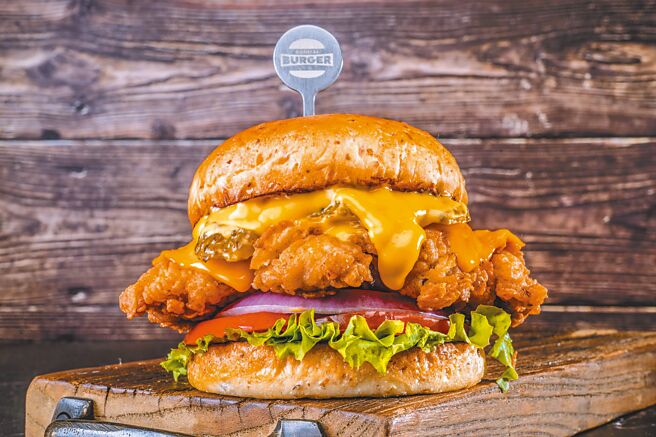 麦汉堡热销款汉堡主推「鲜酥鸡麦汉堡」，花椒香麻缭绕舌间，搭自制荷兰酱达到不腻口的滋味。（金色三麦提供）