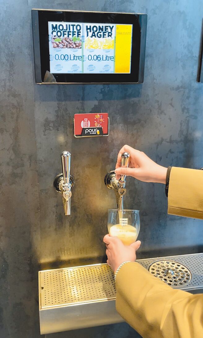 麦汉堡透过「智慧打酒墙」有如加油站系统，倒多少酒就会即时显示在萤幕上。（朱世凯摄）饮酒过量有害健康