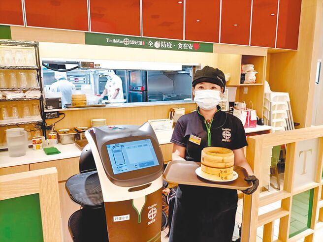 添好运扩大徵才之余，也运用「智能机器人」协助送餐。（添好运提供）